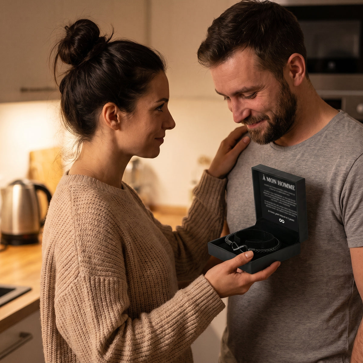 Elle offre le coffret à son homme