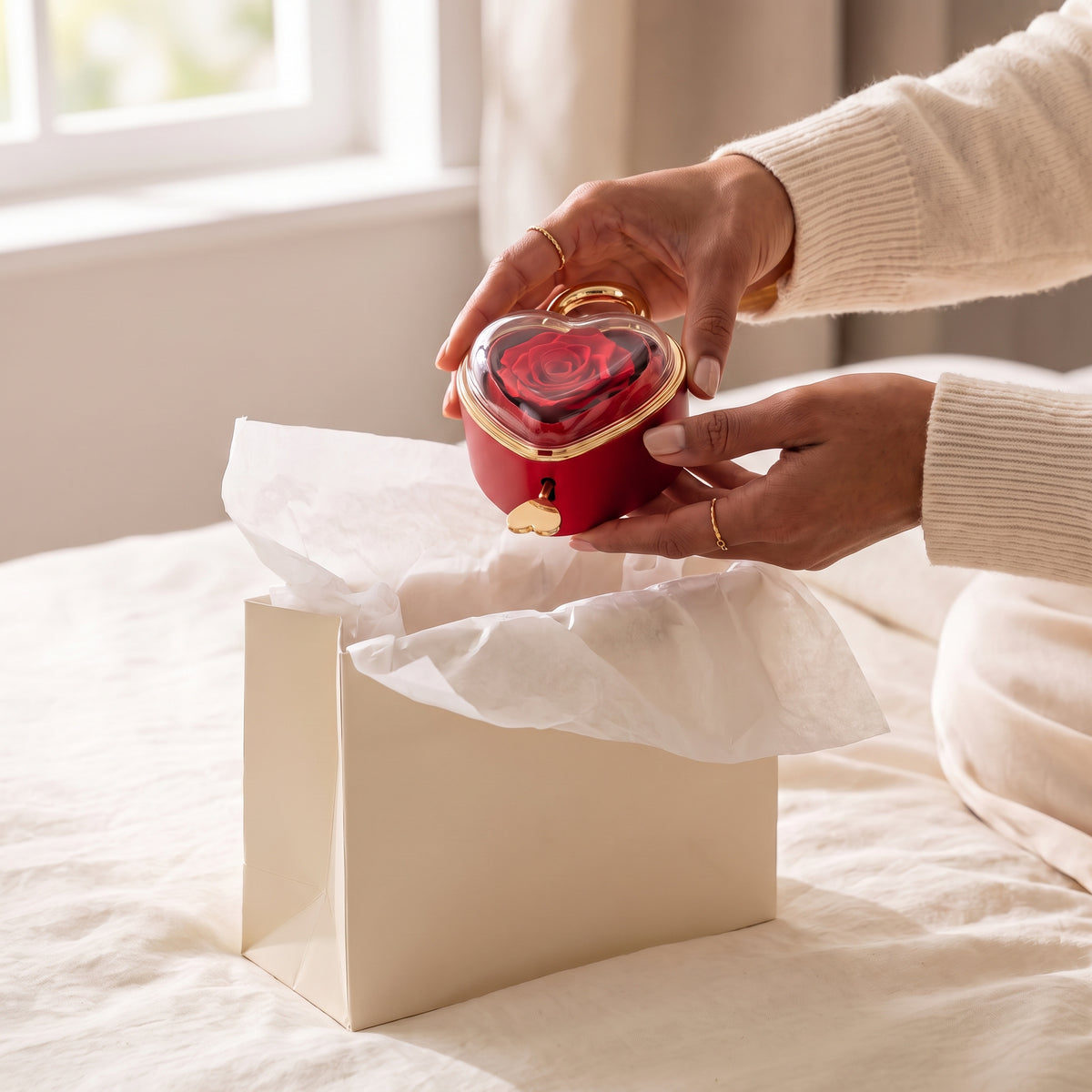 Coffret Cadenas rose éternelle sorti de son sac cadeau