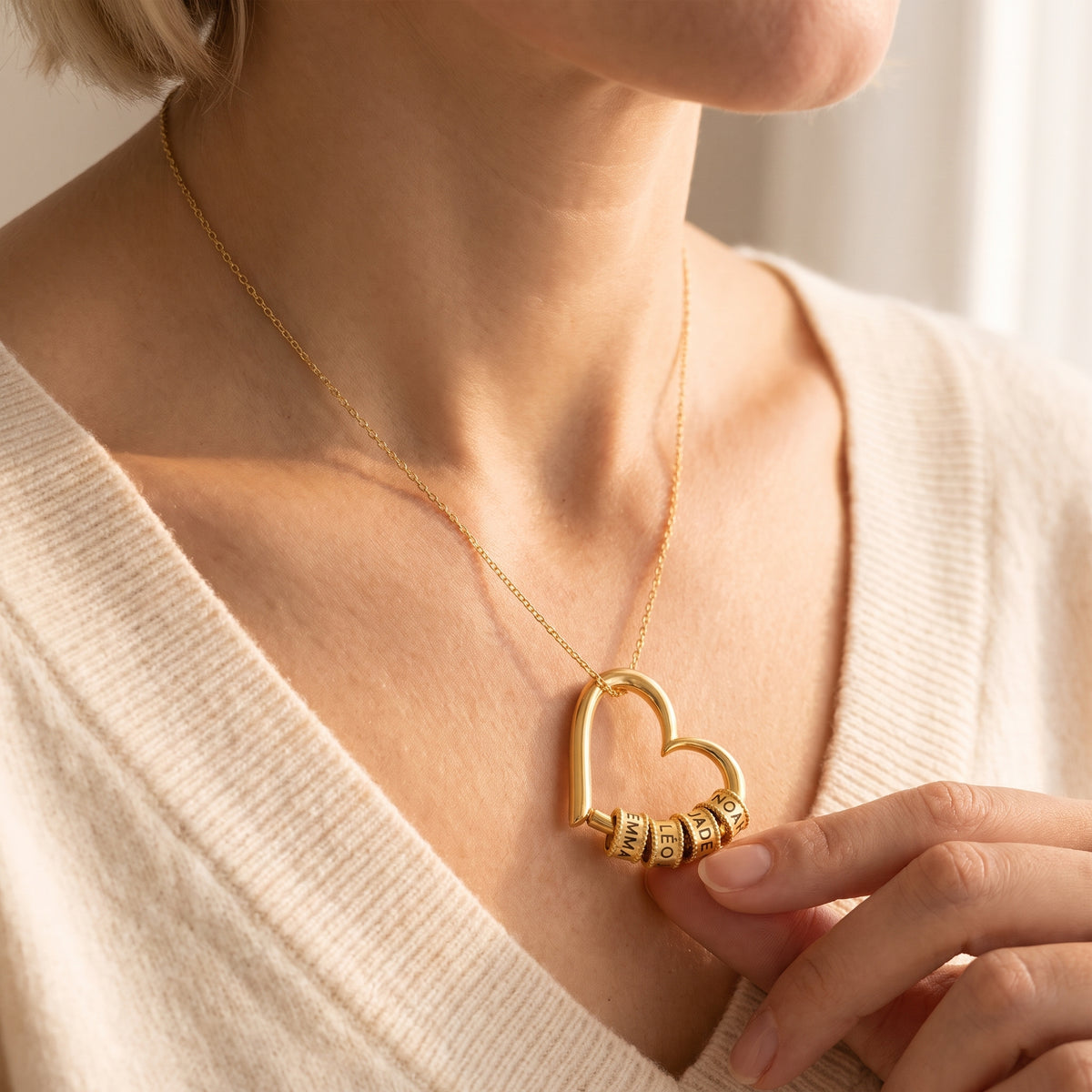 Collier cœur prénoms porté par une maman