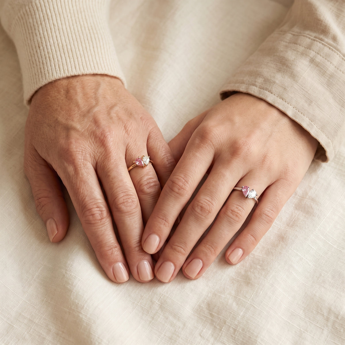 Bagues pierres de naissance dorée et argentée portées par une mère et sa fille