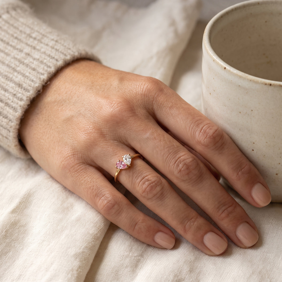 Bague pierres de naissance portée au doigt