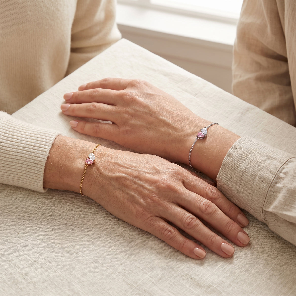Bracelets Liora doré et argenté portés par une mère et sa fille