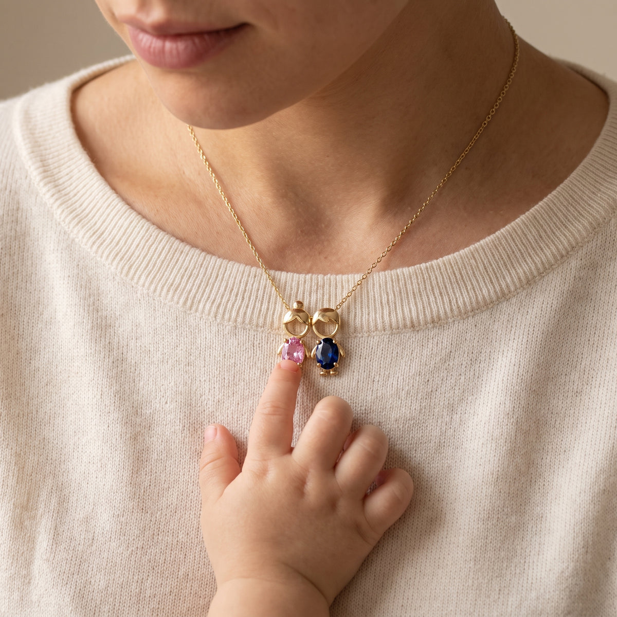 Collier Maman et enfants porté, main d'enfant sur le pendentif