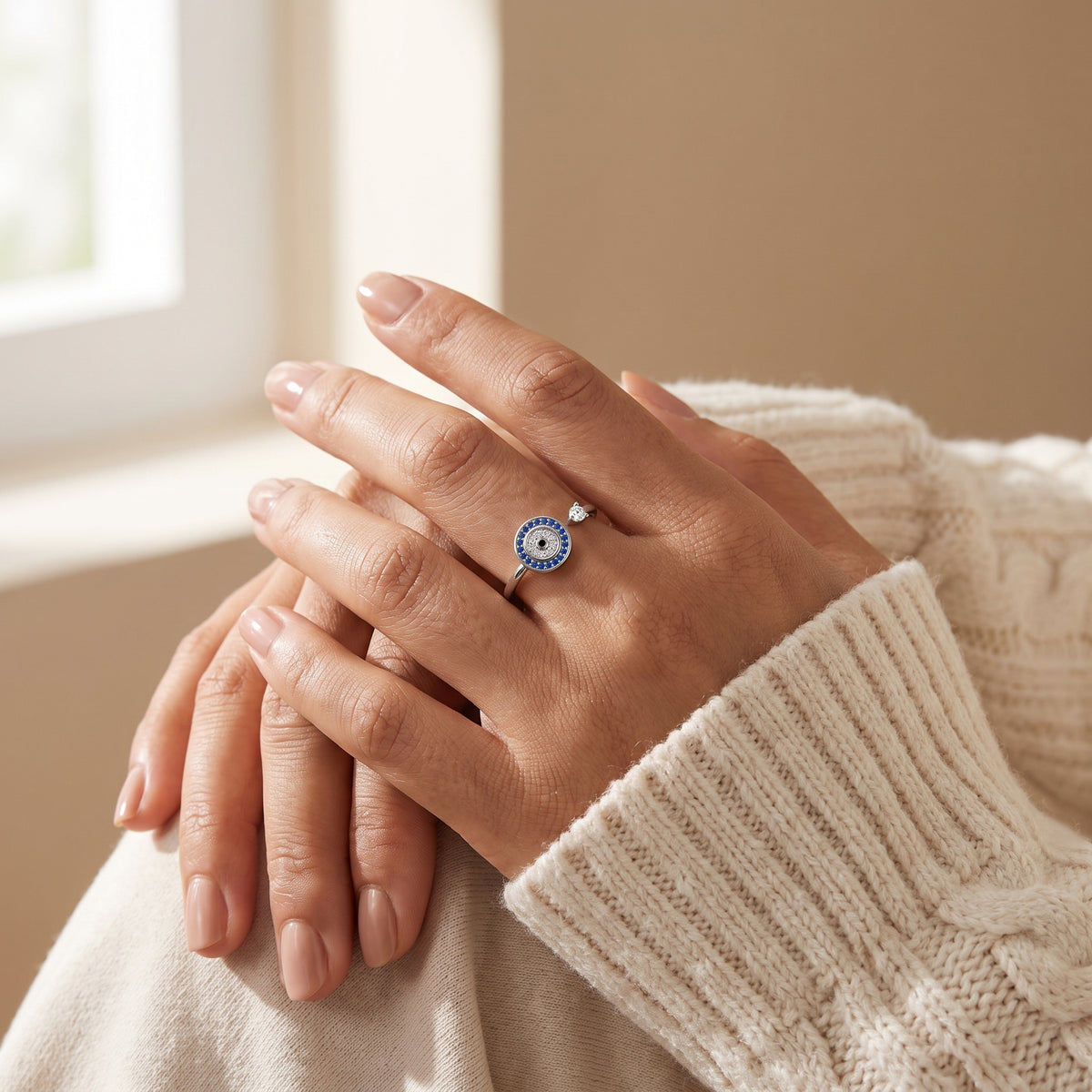 Bague Œil porte-bonheur portée au doigt