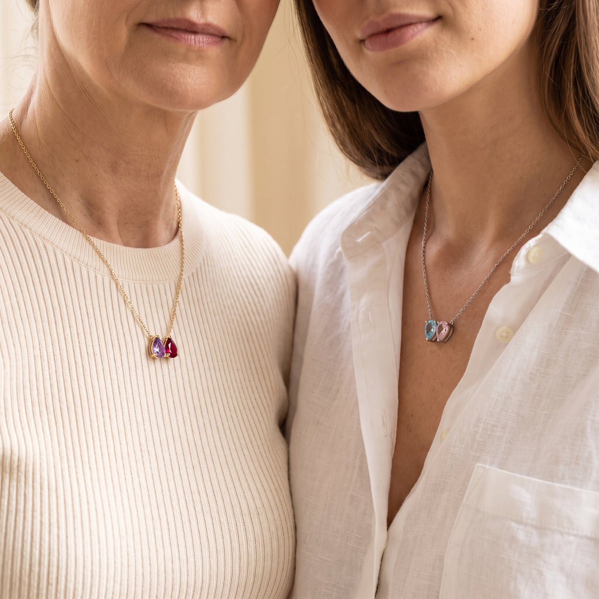 Colliers ROSALIE doré et argenté portés par une mère et sa fille