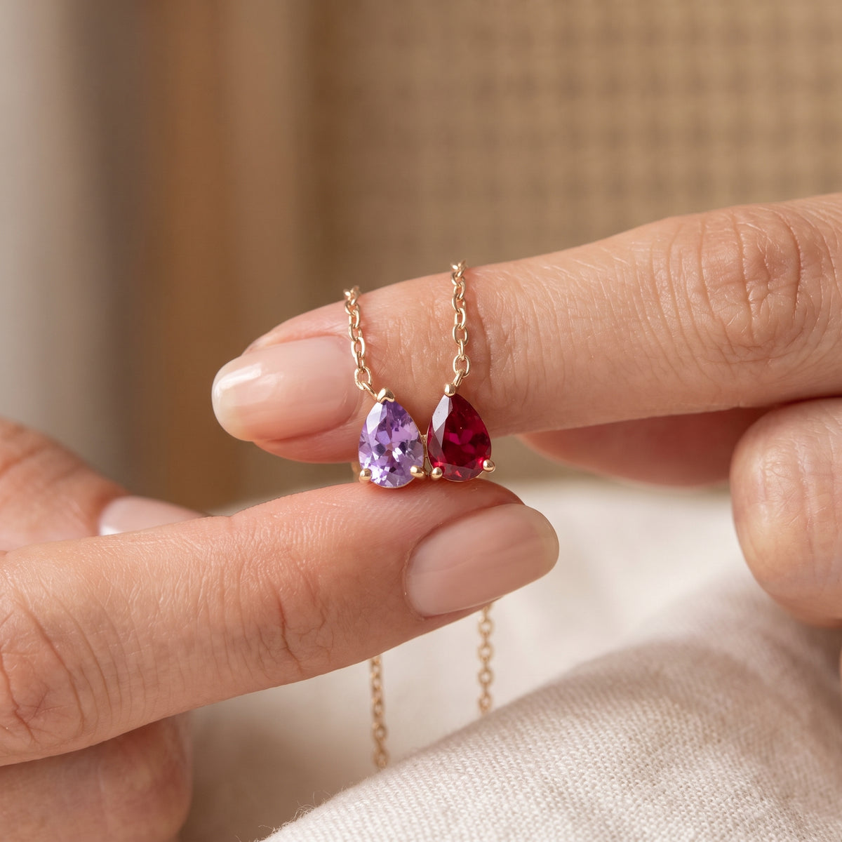 Pendentif ROSALIE tenu entre les doigts