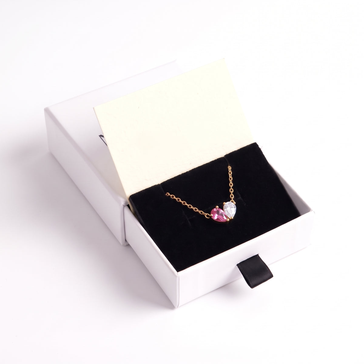 Collier Liora dans son écrin Soraya avec carte