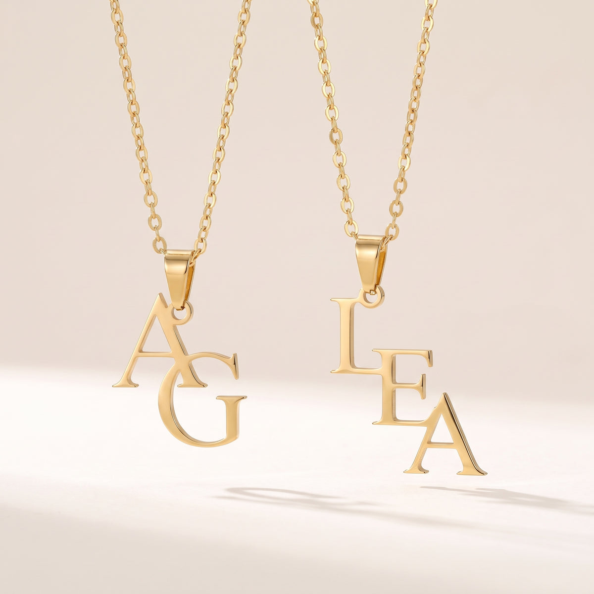 Colliers deux ou trois lettres, finition dorée
