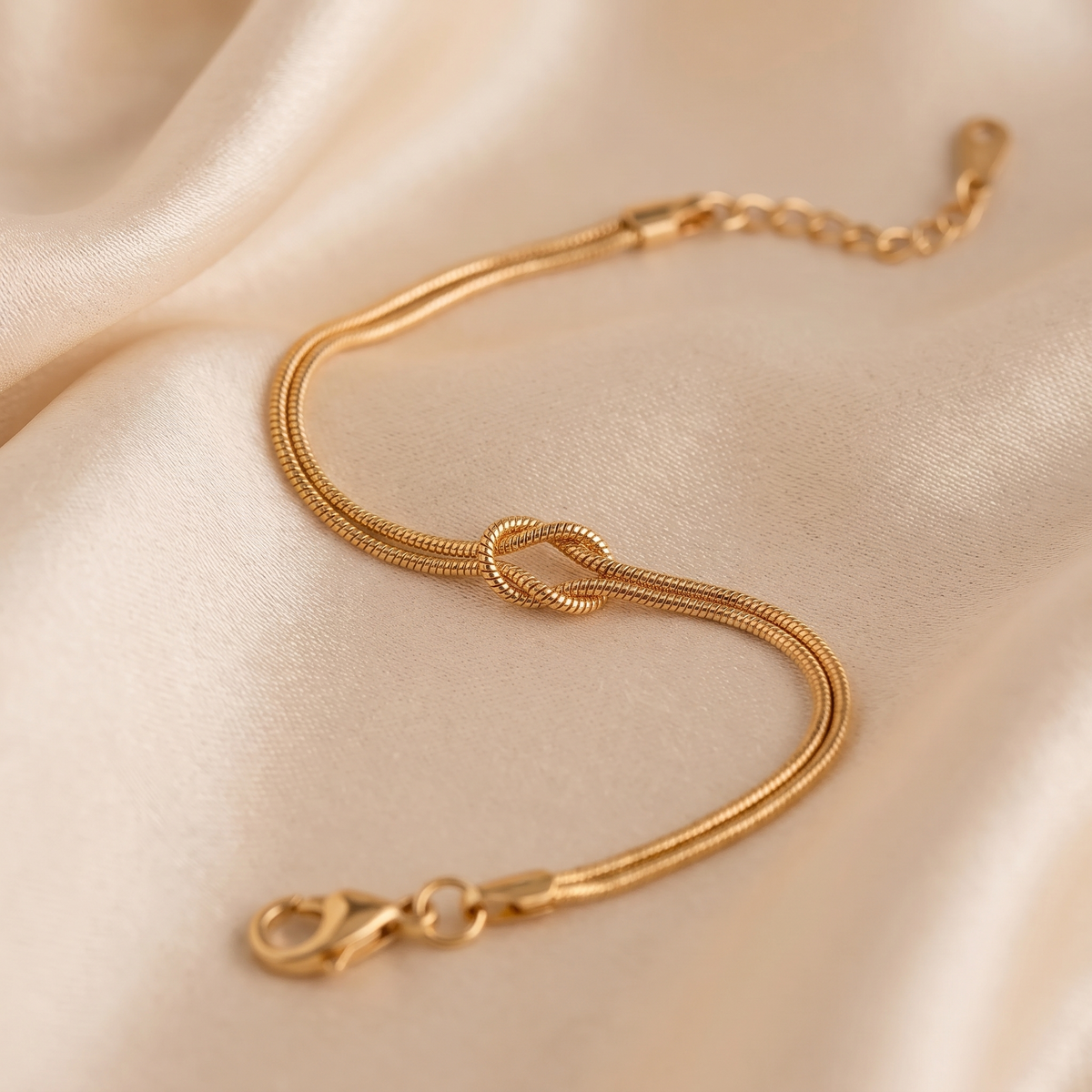 Bracelet Nœud Éternel or sur satin