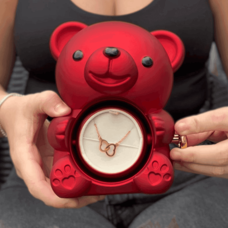 Sie entdeckt ihr Geschenk