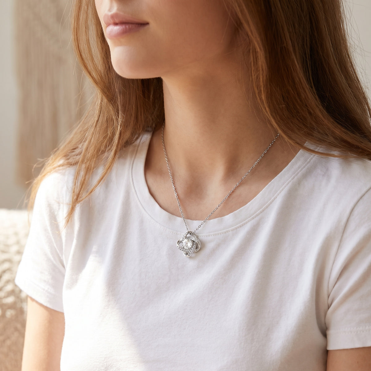 Collier nœud d'amour porté