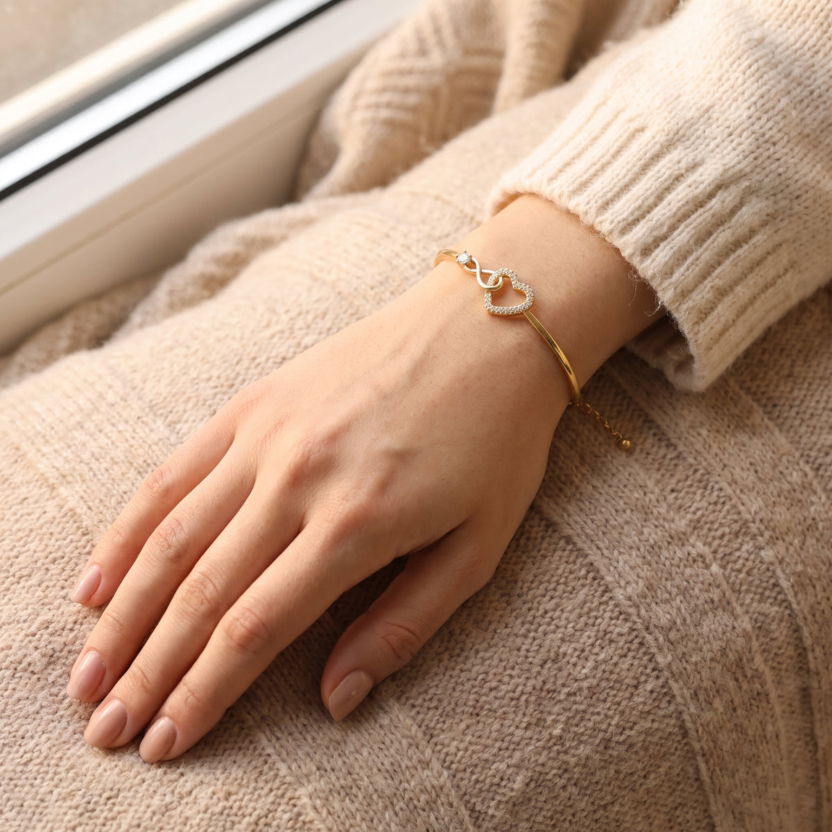 À ma fille, bracelet cœur infini porté au poignet