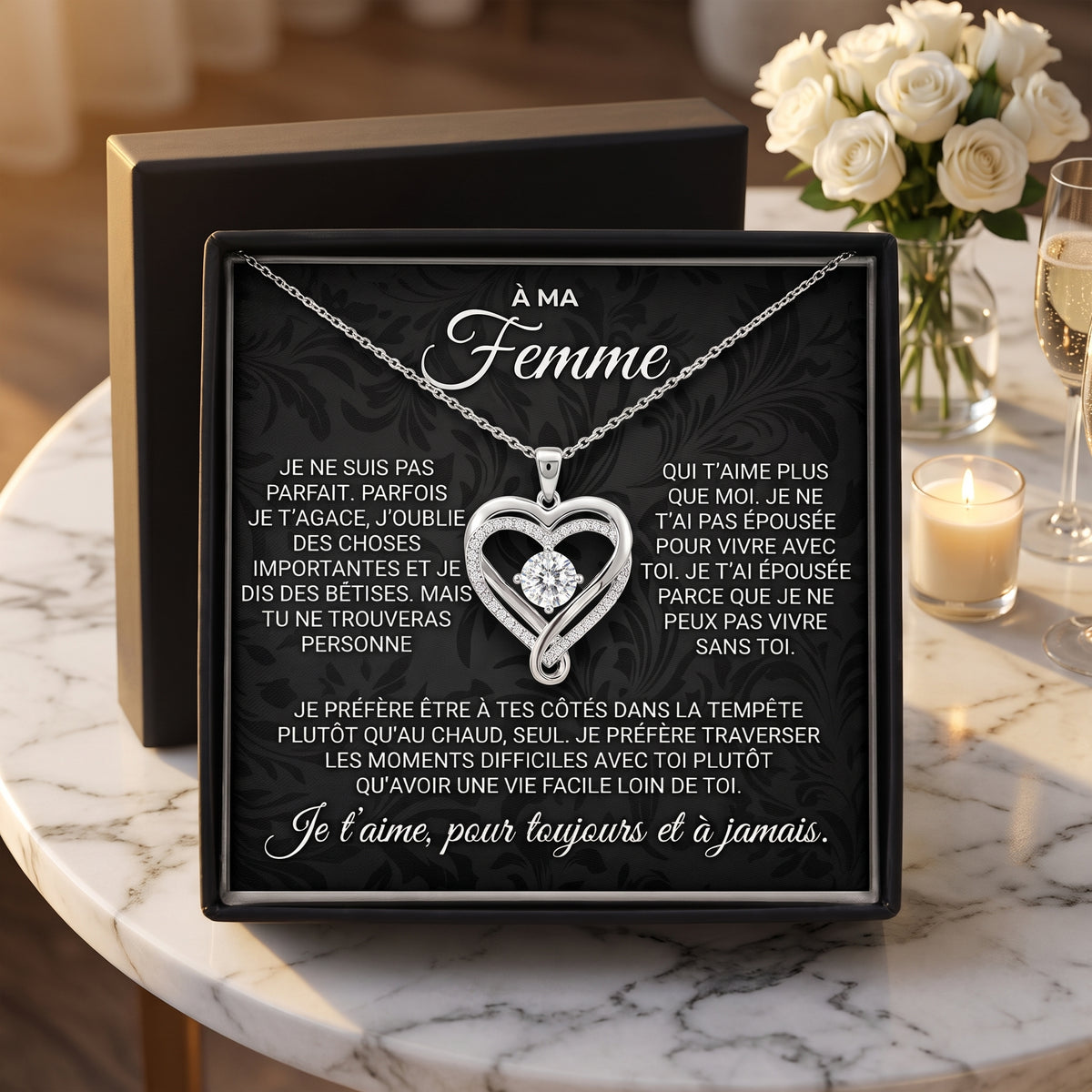 Coffret À ma femme ouvert sur une table, roses blanches et bougie