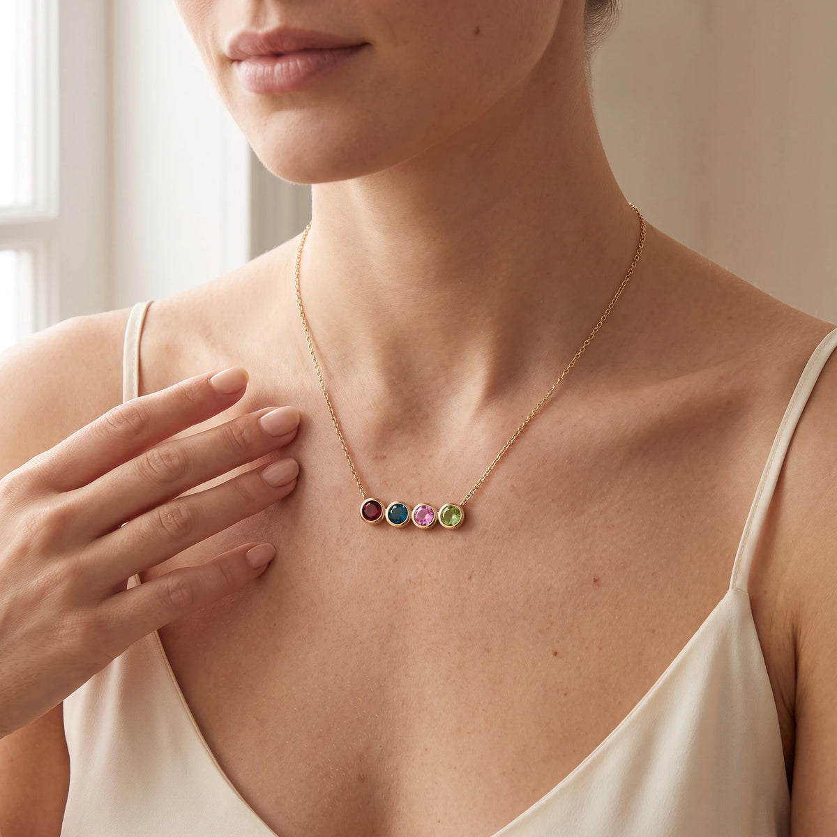 Collier Viora doré 4 pierres porté