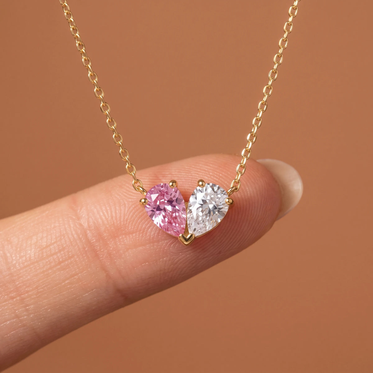 Pendentif cœur du collier Liora en gros plan