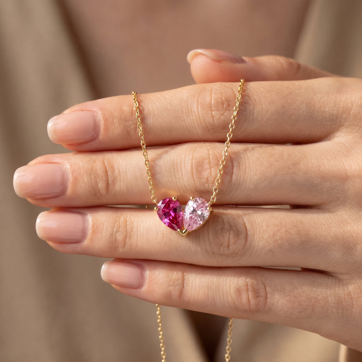 Collier Liora sur la main