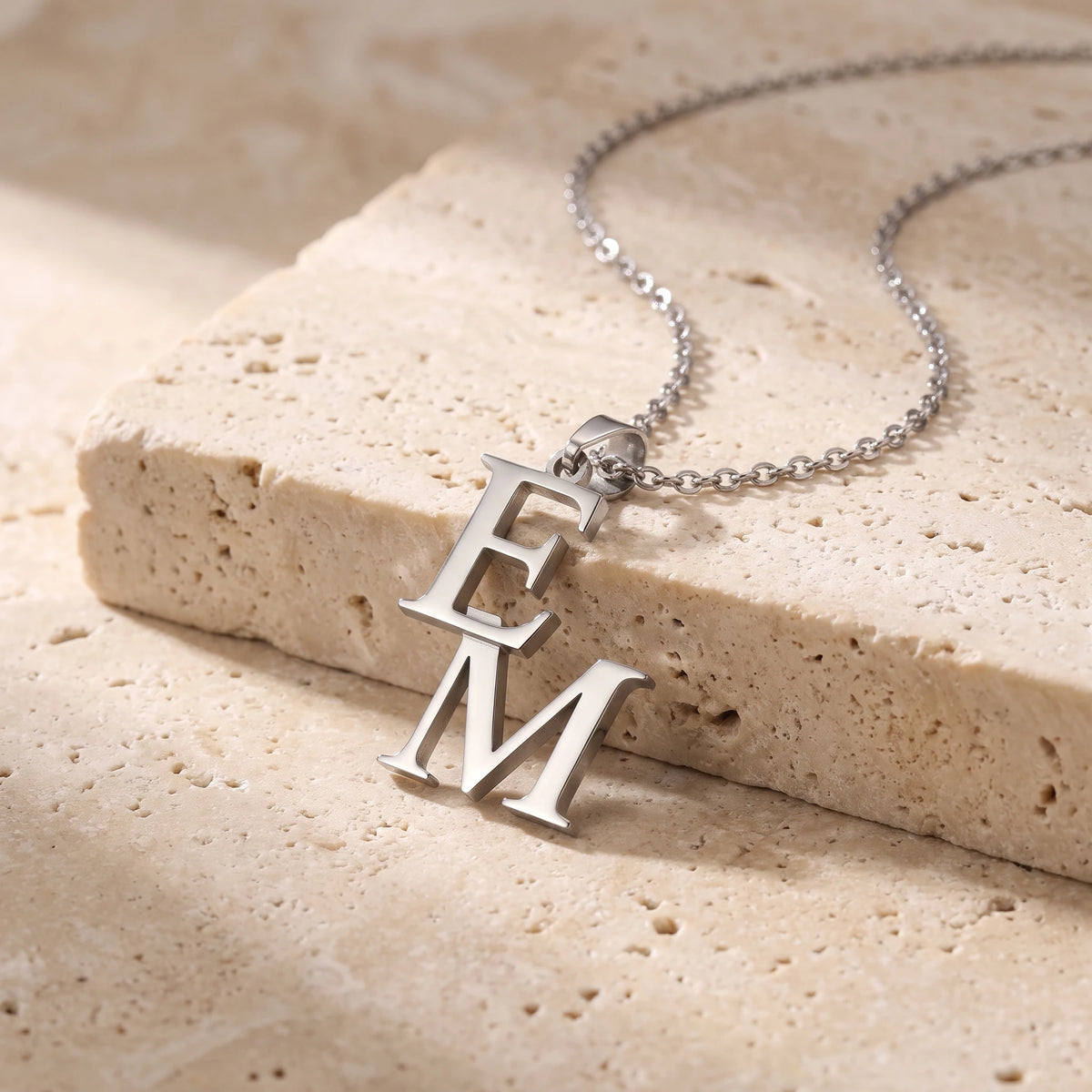 Collier double lettre finition argentée sur pierre