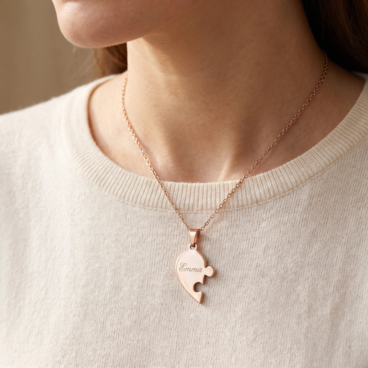 Une pièce du collier Nous portée, finition or rose