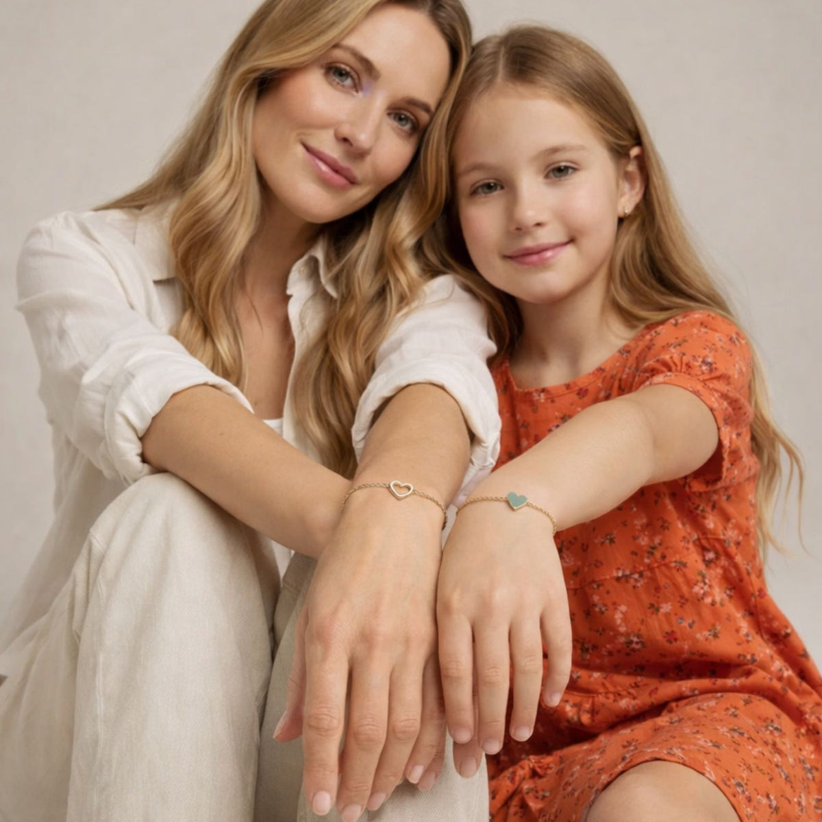 Une maman et sa fille portent les bracelets Cœur Match