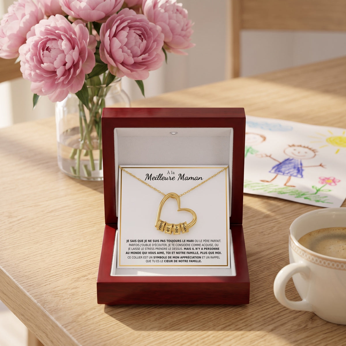 Coffret À la meilleure maman sur la table du petit-déjeuner, pivoines et dessin d'enfant
