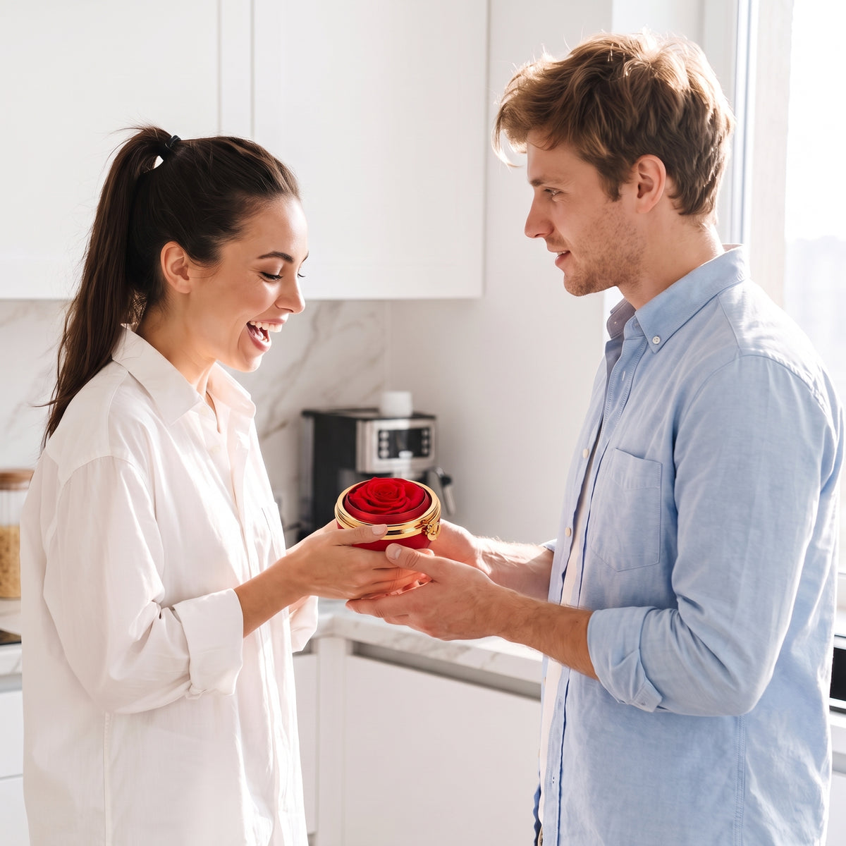 Homme offrant le coffret Passion Éternelle à sa compagne dans la cuisine