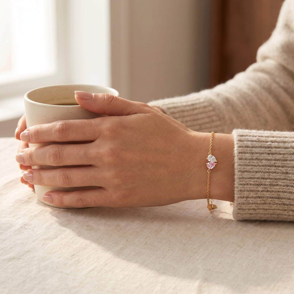 Bracelet Liora porté au poignet, main autour d'une tasse