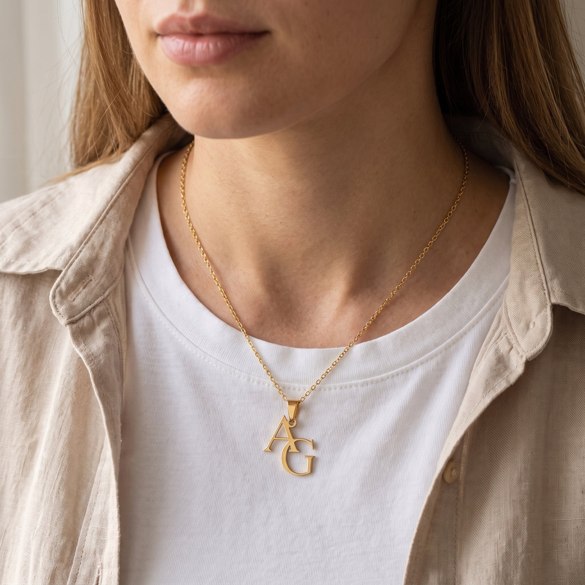 Collier double lettre porté