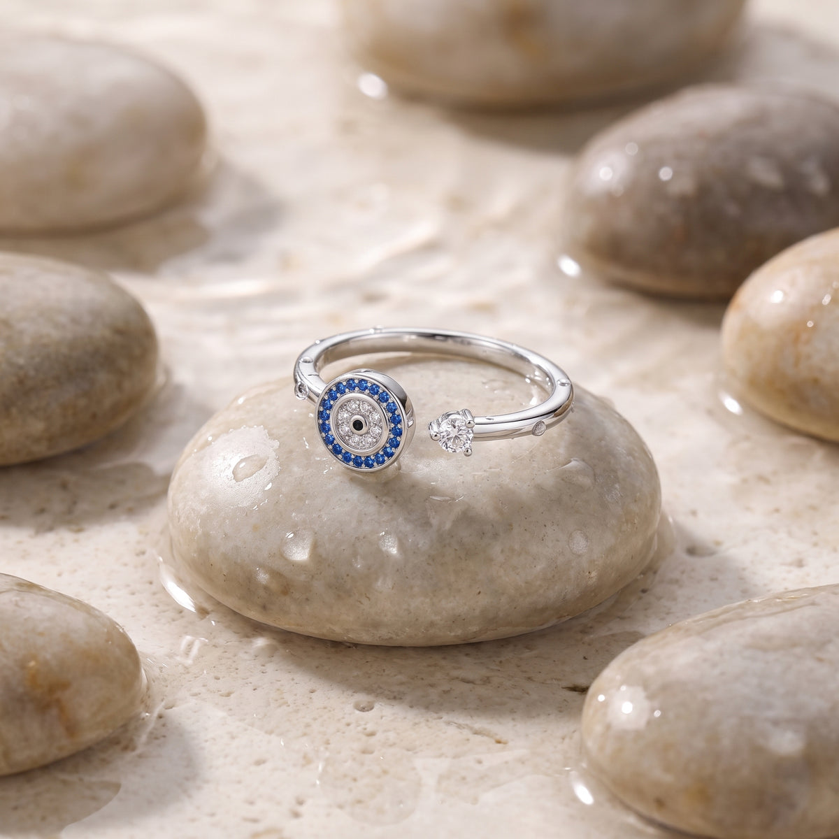 Bague Œil porte-bonheur posée sur un galet mouillé