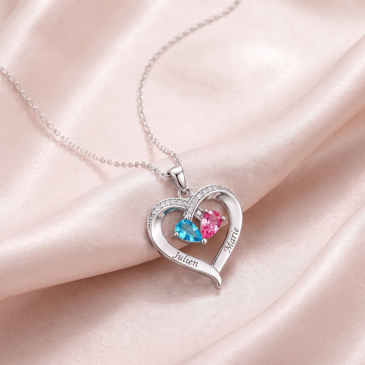 Collier cœur argenté sur satin rose