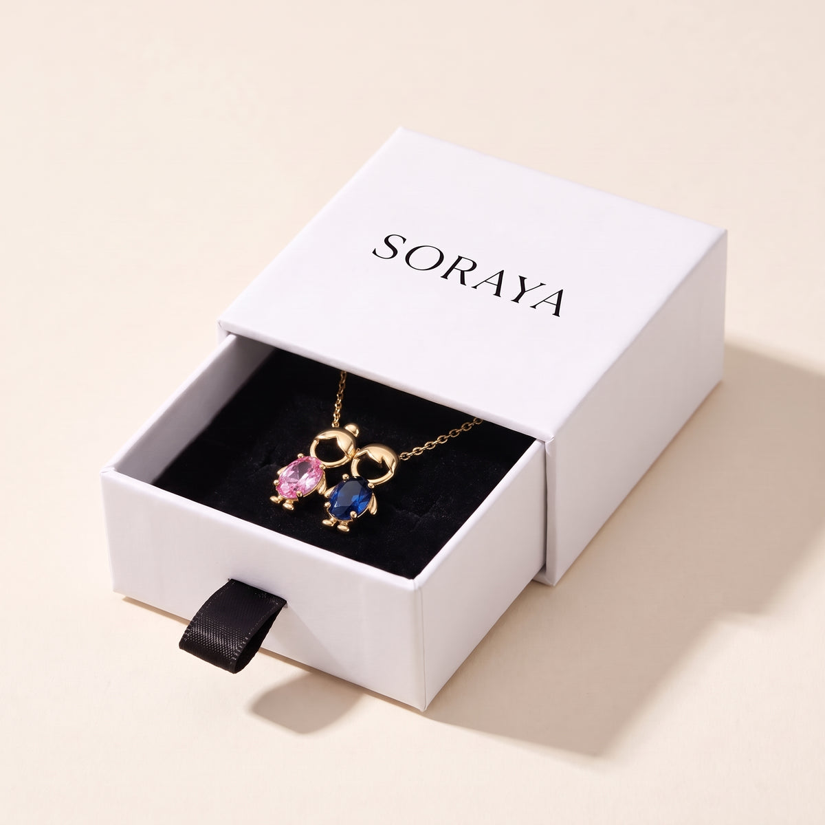 Collier Maman pendentifs enfants dans son écrin SORAYA