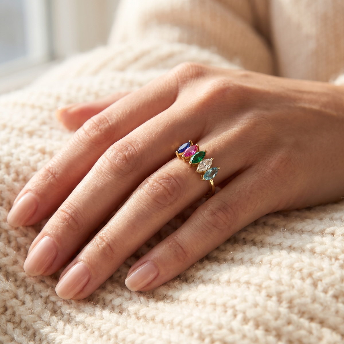 Bague ALMA portée avec 5 pierres de naissance