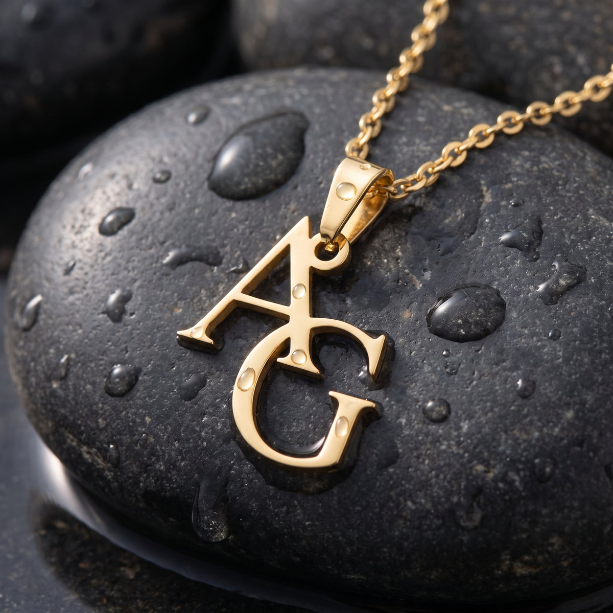 Collier double lettre finition dorée, construit pour durer