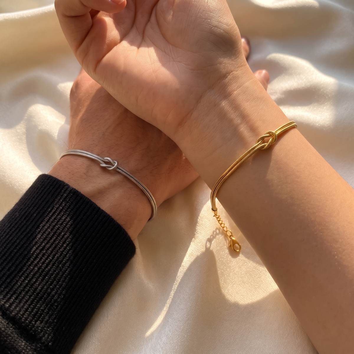 Bracelets Nœud Éternel portés en couple