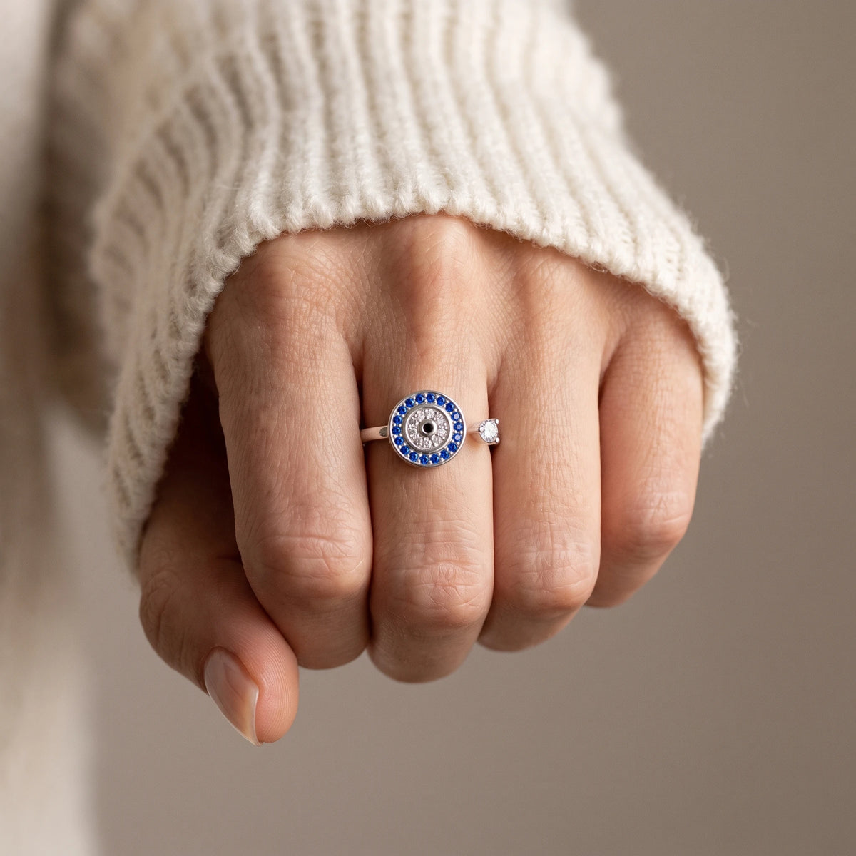 Bague Œil Porte-Bonheur portée au doigt