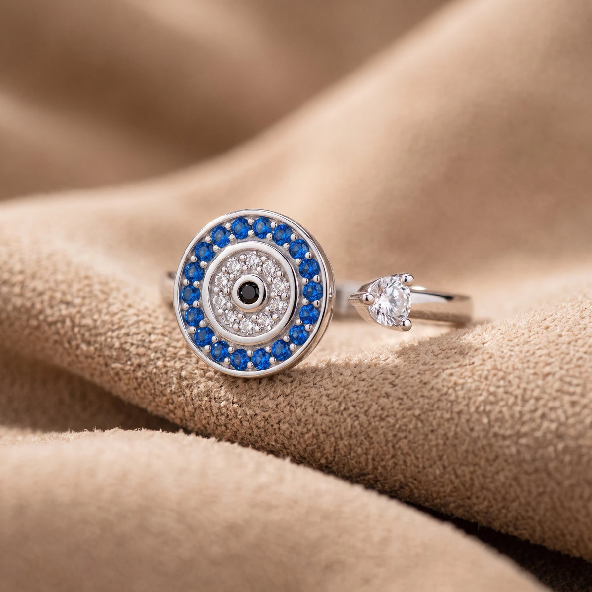 Détail du motif œil de la bague