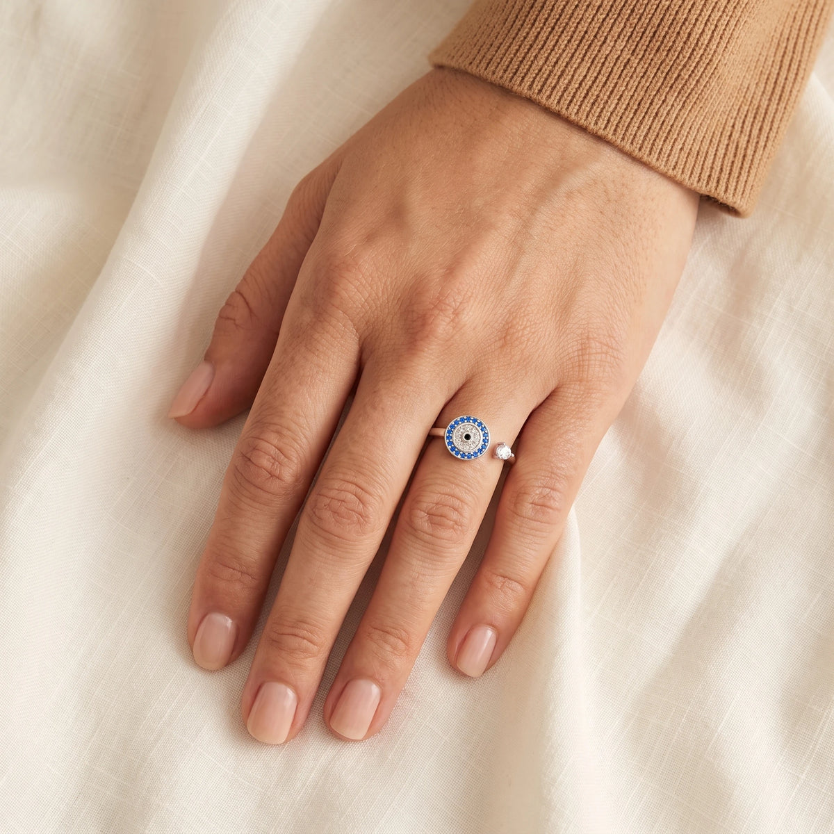 Bague Œil Porte-Bonheur portée sur une main