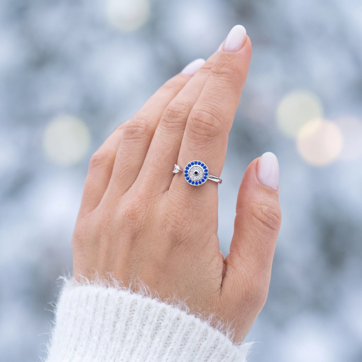 Bague Œil Porte-Bonheur portée, main levée