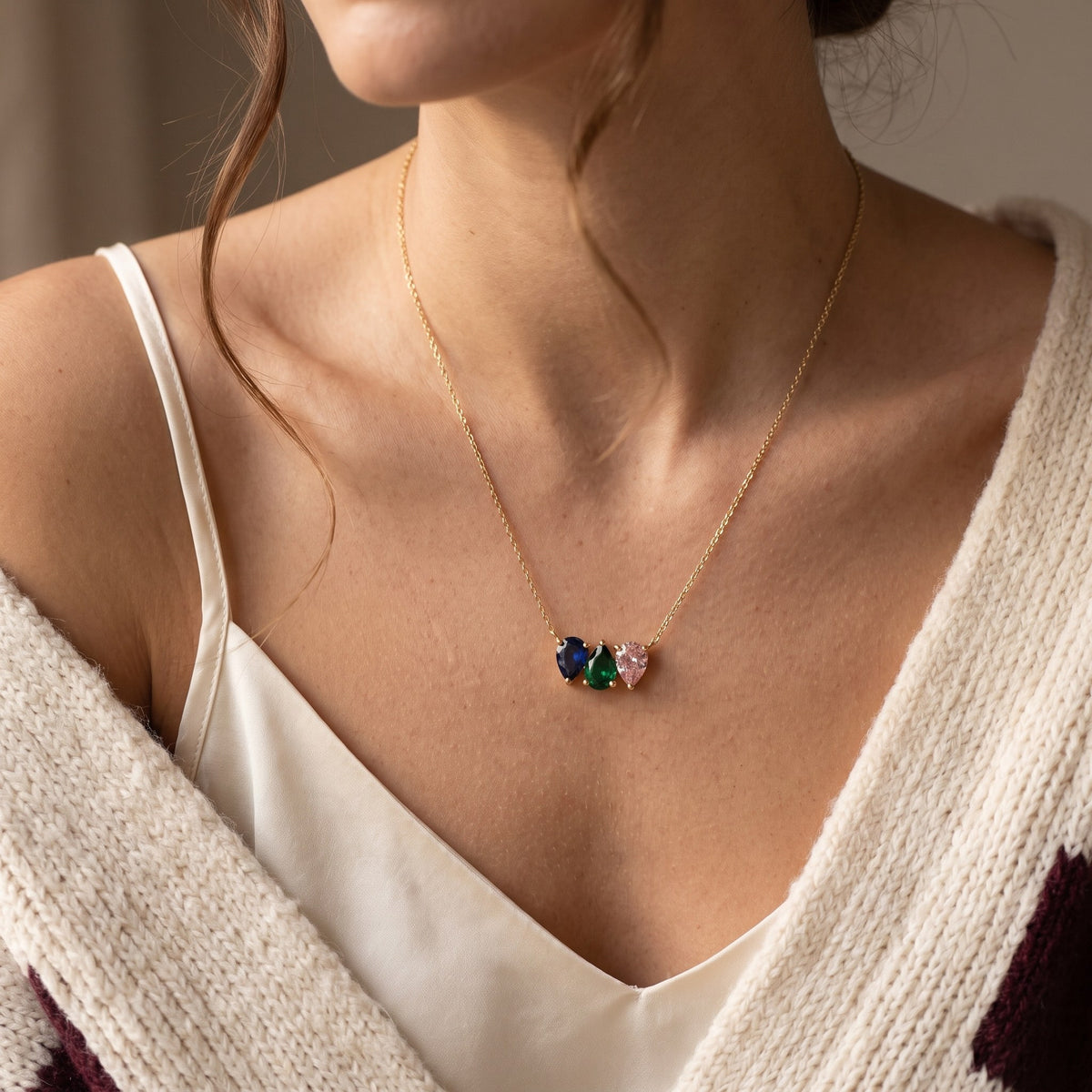 Collier ROSALIE pierres de naissance porté